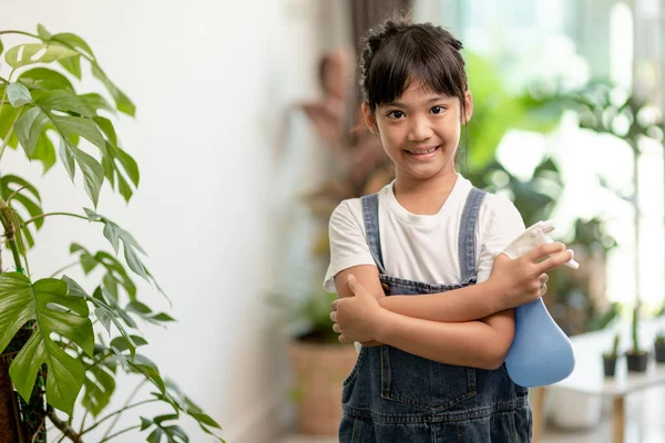 Menina Asiática Está Plantando Plantas Casa Conceito Planta Crescente Atividade — Fotografia de Stock