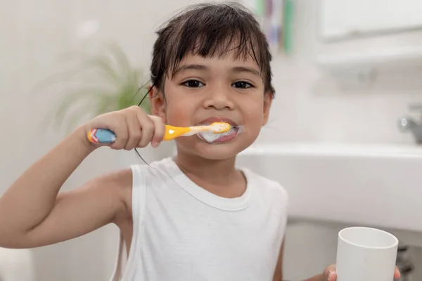 Μικρό Χαριτωμένο Κοριτσάκι Καθαρίζει Δόντια Της Μια Οδοντόβουρτσα Στο Μπάνιο — Φωτογραφία Αρχείου