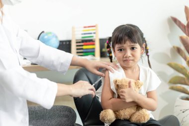 Başarılı bir covid-19 aşısı. Koronavirüse karşı bağışıklık kazanırken küçük tatlı bir kız.