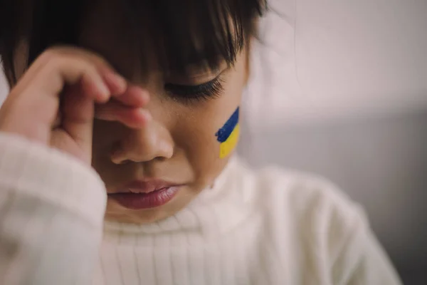 一个拿着乌克兰国旗的孩子在哭泣 悲伤渴望希望 孩子们在战争中的眼泪7 撤出平民 乌克兰的自由 — 图库照片