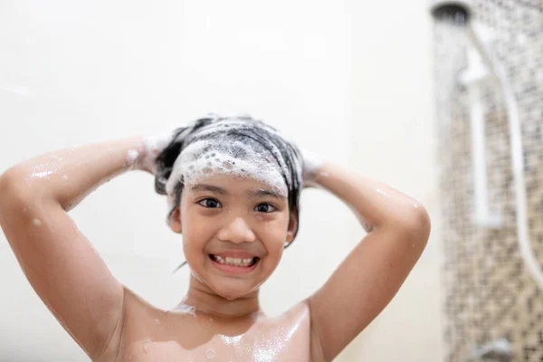 Wenig Asiatisch Mädchen Nehmen Ein Bad — Stockfoto