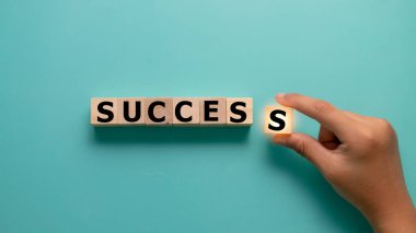 Stres sembolü yerine başarı. Elle yerleştirilmiş küpler ve başarı kavramını değiştiriyor. Güzel gri arkaplan. Ticari psikolojik başarı ya da stres konsepti. Boşluğu kopyala