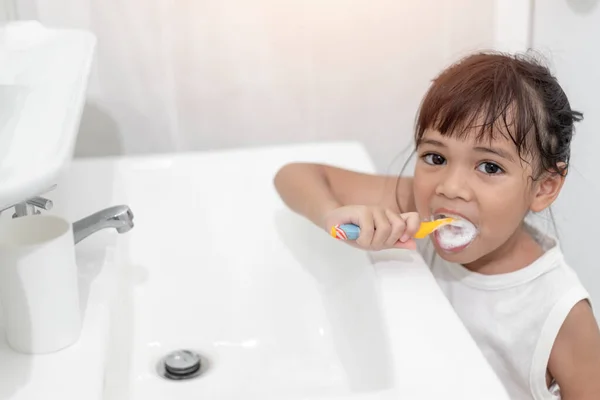 Piccola Bambina Carina Che Pulisce Denti Con Uno Spazzolino Bagno — Foto Stock