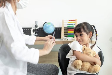 Başarılı bir covid-19 aşısı. Koronavirüse karşı bağışıklık kazanırken küçük tatlı bir kız.