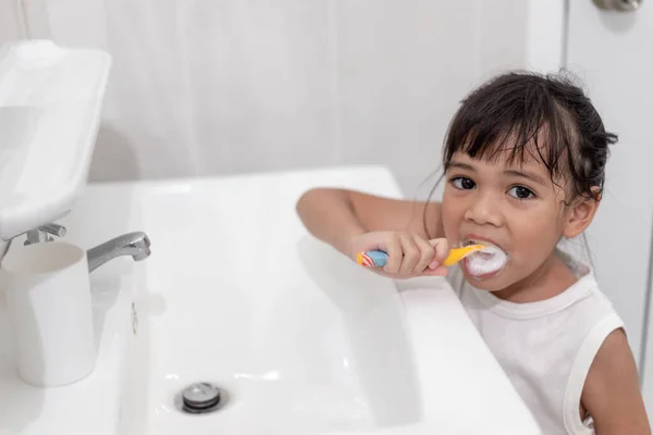 Liten Söt Liten Flicka Som Rengör Tänderna Med Tandborste Badrummet — Stockfoto