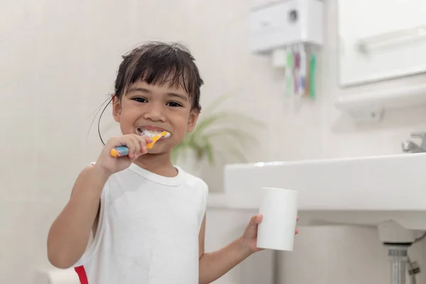 Piccola Bambina Carina Che Pulisce Denti Con Uno Spazzolino Bagno — Foto Stock