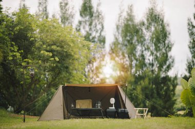Orman kampında turist çadırı