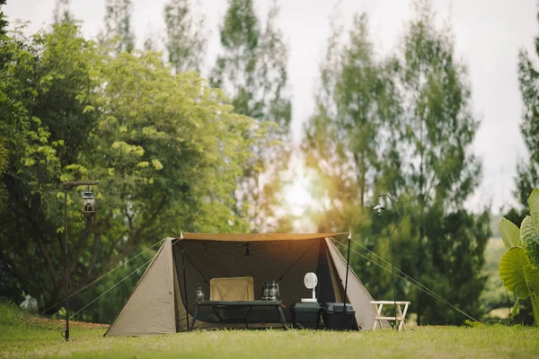 Orman kampında turist çadırı