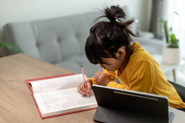 Kid Hålla Penna Vrida Papper Barn Med Hjälp Digitala Surfplatta — Stockfoto