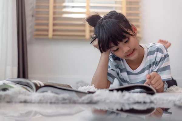孩子在家里看书 躺在屋里看书的女孩 — 图库照片