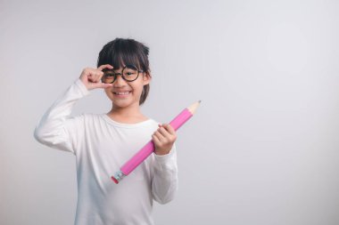 Heyecanlı genç kız elinde büyük kalemlerle okula geri dönüyor..