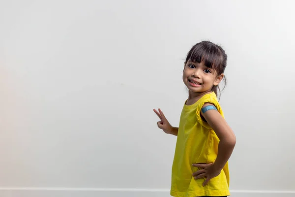 Covid Szczepionki Dla Dzieci Studio Portret Uroczej Azjatki Otrzymaniu Pierwszej — Zdjęcie stockowe