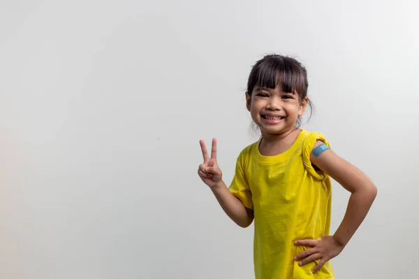 Covid Szczepionki Dla Dzieci Studio Portret Uroczej Azjatki Otrzymaniu Pierwszej — Zdjęcie stockowe