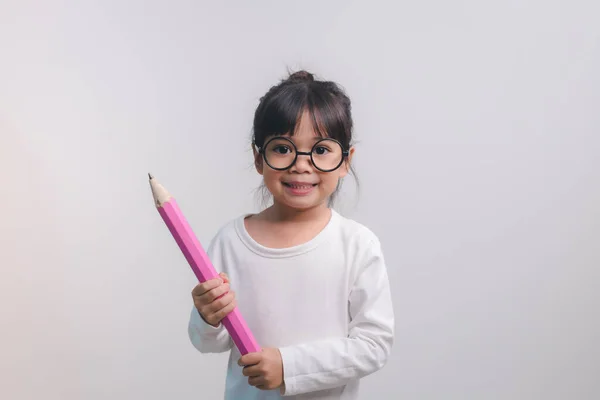 Heyecanlı Genç Kız Elinde Büyük Kalemlerle Okula Geri Dönüyor — Stok fotoğraf