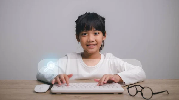 Smart Kids Data Search Technology Search Engine Optimization Cute Girl — Zdjęcie stockowe