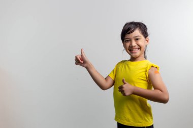 COVID 19 Çocuk Aşısı konsepti. Stüdyo, ilk aşısını aldıktan sonra Asyalı güzel bir kızın portresi. Bağışıklık, Güvenli, Uygun, Okula Dönüş.