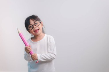 Heyecanlı genç kız elinde büyük kalemlerle okula geri dönüyor..