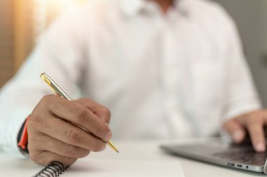 bir adam not defterine not alıyor iç mekanda çalışıyor veya öğreniyor- eğitim kursu, seminer, eğitim, çevrimiçi eğitim konsepti