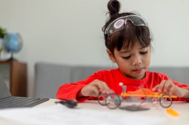 Asyalı öğrenciler evlerinde robot arabaları ve elektronik tahta kablolarını STEM, STEAM, matematik mühendisliği, bilim teknolojisi bilgisayar kodlarını çocuk konsepti için robotikte kodlayarak öğreniyorlar..