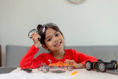 Asyalı öğrenciler evlerinde robot arabaları ve elektronik tahta kablolarını STEM, STEAM, matematik mühendisliği, bilim teknolojisi bilgisayar kodlarını çocuk konsepti için robotikte kodlayarak öğreniyorlar..