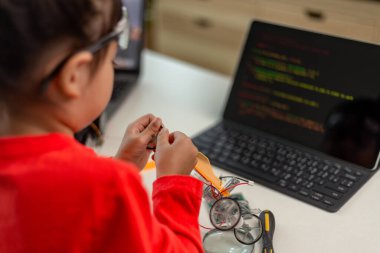 Asyalı öğrenciler evlerinde robot arabaları ve elektronik tahta kablolarını STEM, STEAM, matematik mühendisliği, bilim teknolojisi bilgisayar kodlarını çocuk konsepti için robotikte kodlayarak öğreniyorlar..