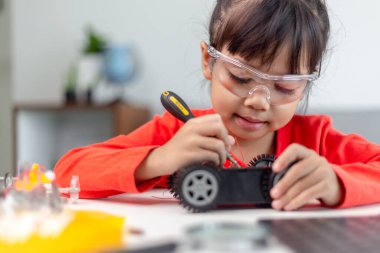 Asyalı öğrenciler evlerinde robot arabaları ve elektronik tahta kablolarını STEM, STEAM, matematik mühendisliği, bilim teknolojisi bilgisayar kodlarını çocuk konsepti için robotikte kodlayarak öğreniyorlar..