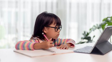 Asyalı kız öğrenci çevrimiçi öğrenim sınıfında öğretmenle birlikte, Mutlu kız evde tabletle çevrimiçi İngilizce öğreniyor. Yeni normal. Covid-19 koronavirüs. Sosyal uzaklık. Evde kal.