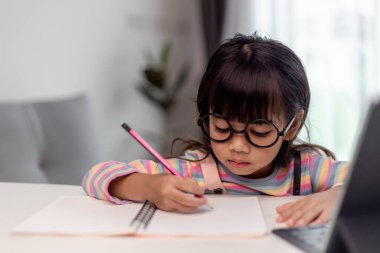 Asyalı kız öğrenci çevrimiçi öğrenim sınıfında öğretmenle birlikte, Mutlu kız evde tabletle çevrimiçi İngilizce öğreniyor. Yeni normal. Covid-19 koronavirüs. Sosyal uzaklık. Evde kal.