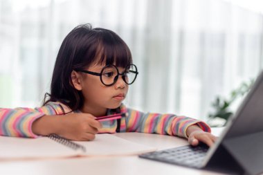 Asyalı kız öğrenci çevrimiçi öğrenim sınıfında öğretmenle birlikte, Mutlu kız evde tabletle çevrimiçi İngilizce öğreniyor. Yeni normal. Covid-19 koronavirüs. Sosyal uzaklık. Evde kal.