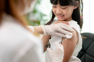 Başarılı bir covid-19 aşısı. Koronavirüse karşı bağışıklık kazanırken küçük tatlı bir kız.