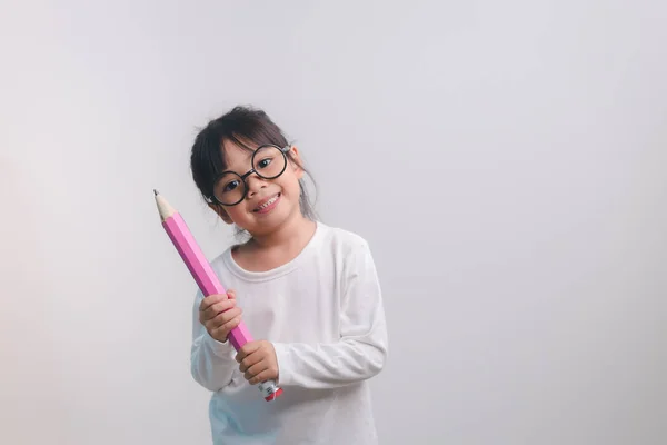 Heyecanlı Genç Kız Elinde Büyük Kalemlerle Okula Geri Dönüyor — Stok fotoğraf