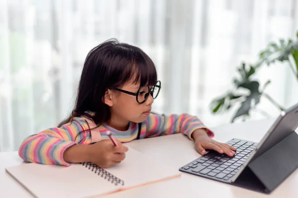 Azjatycka Uczennica Online Nauka Klasy Online Nauczycielem Happy Girl Uczyć — Zdjęcie stockowe