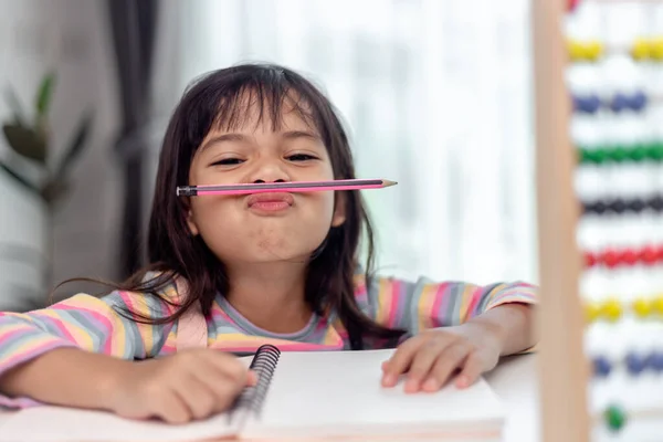 Lustiges Mädchen Das Mit Stift Zwischen Nase Und Lippen Spielt — Stockfoto
