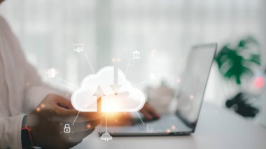 Adam elinde bulut hesaplama diyagramı olan bir dizüstü bilgisayar kullanıyor. Bulut teknolojisi. Veri deposu. Ağ ve internet hizmeti kavramı.