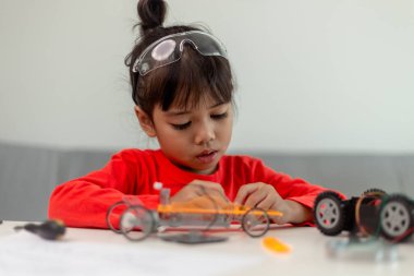 Asyalı öğrenciler evlerinde robot arabaları ve elektronik tahta kablolarını STEM, STEAM, matematik mühendisliği, bilim teknolojisi bilgisayar kodlarını çocuk konsepti için robotikte kodlayarak öğreniyorlar..