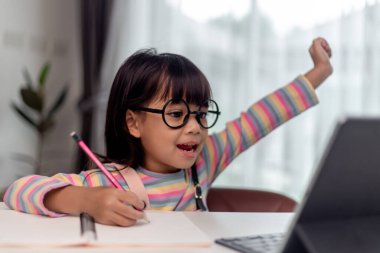 Asyalı kız öğrenci çevrimiçi öğrenim sınıfında öğretmenle birlikte, Mutlu kız evde tabletle çevrimiçi İngilizce öğreniyor. Yeni normal. Covid-19 koronavirüs. Sosyal uzaklık. Evde kal.