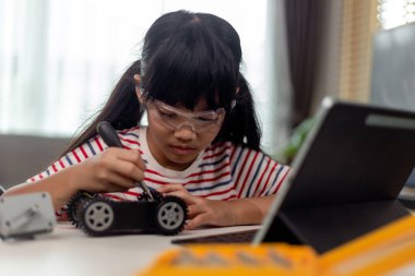 Okul Sonrası Bilgisayar Kodlama Sınıfında Kız Öğrenci Yapımı Ve Programlanması Robot Araç