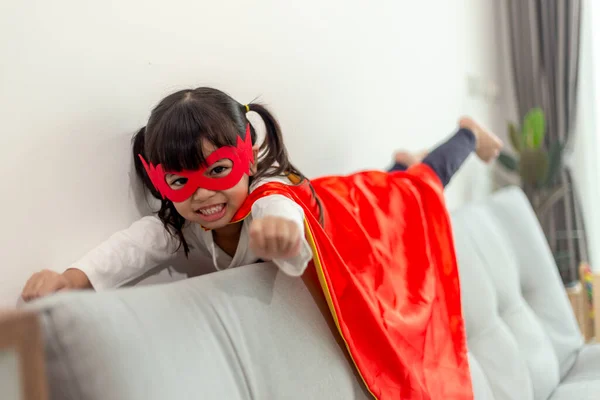 Niña Con Disfraz Superhéroe Con Máscara Capa Roja Casa — Foto de Stock