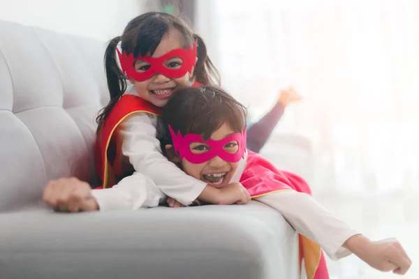 Glückliche Und Selbstbewusste Junge Kinder Die Zusammen Schlafzimmer Als Superhelden — Stockfoto