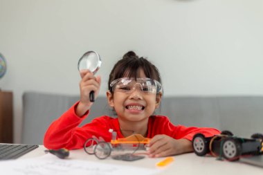 Asyalı öğrenciler evlerinde robot arabaları ve elektronik tahta kablolarını STEM, STEAM, matematik mühendisliği, bilim teknolojisi bilgisayar kodlarını çocuk konsepti için robotikte kodlayarak öğreniyorlar..