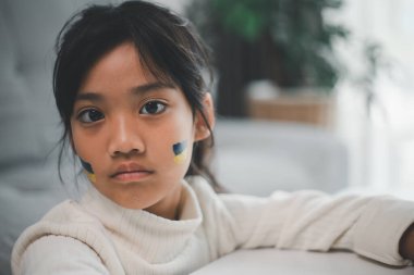 Ukrayna bayrağı taşıyan bir çocuk ağlıyor. Üzüntü, umut özlemi. Savaştan kalan çocukların gözyaşları. Sivillerin tahliyesi. Ukrayna 'ya Özgürlük