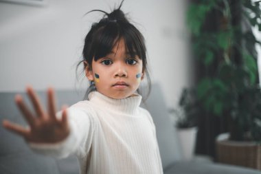 Ukrayna bayrağı taşıyan bir çocuk ağlıyor. Üzüntü, umut özlemi. Savaştan kalan çocukların gözyaşları. Sivillerin tahliyesi. Ukrayna 'ya Özgürlük