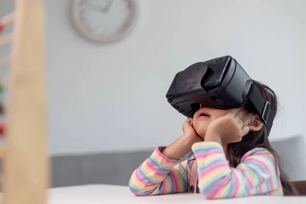 Дитина Гарнітурою Віртуальної Реальності Сидить Столом Вдома — стокове фото