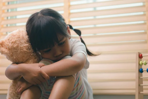 Fechar Solitário Menina Abraçando Brinquedo Sentado Casa Sozinho Chateado Criança — Fotografia de Stock