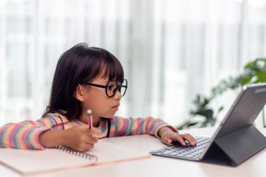 Asyalı kız öğrenci çevrimiçi öğrenim sınıfında öğretmenle birlikte, Mutlu kız evde tabletle çevrimiçi İngilizce öğreniyor. Yeni normal. Covid-19 koronavirüs. Sosyal uzaklık. Evde kal.