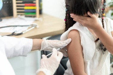 Başarılı bir covid-19 aşısı. Koronavirüse karşı bağışıklık kazanırken küçük tatlı bir kız.