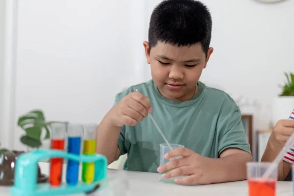 Asiatische Kinder Schauen Begeistert Chemie Experimenten — Stockfoto