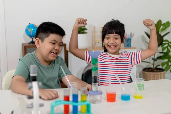 Asian Children Enthusiastically Watch Chemistry Experiments — Stock Photo, Image