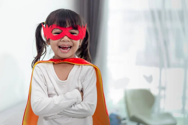 Kindermädchen Superheldenkostüm Mit Maske Und Rotem Mantel Hause — Stockfoto