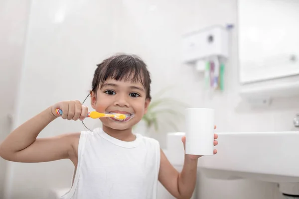 Liten Söt Liten Flicka Som Rengör Tänderna Med Tandborste Badrummet — Stockfoto